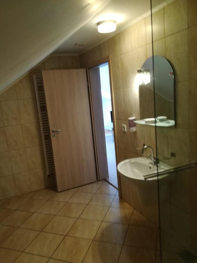 Hotel Dennis Mediaş Buitenkant foto