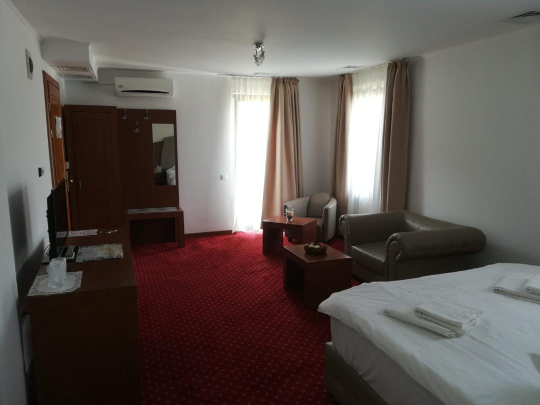 Hotel Dennis Mediaş Buitenkant foto
