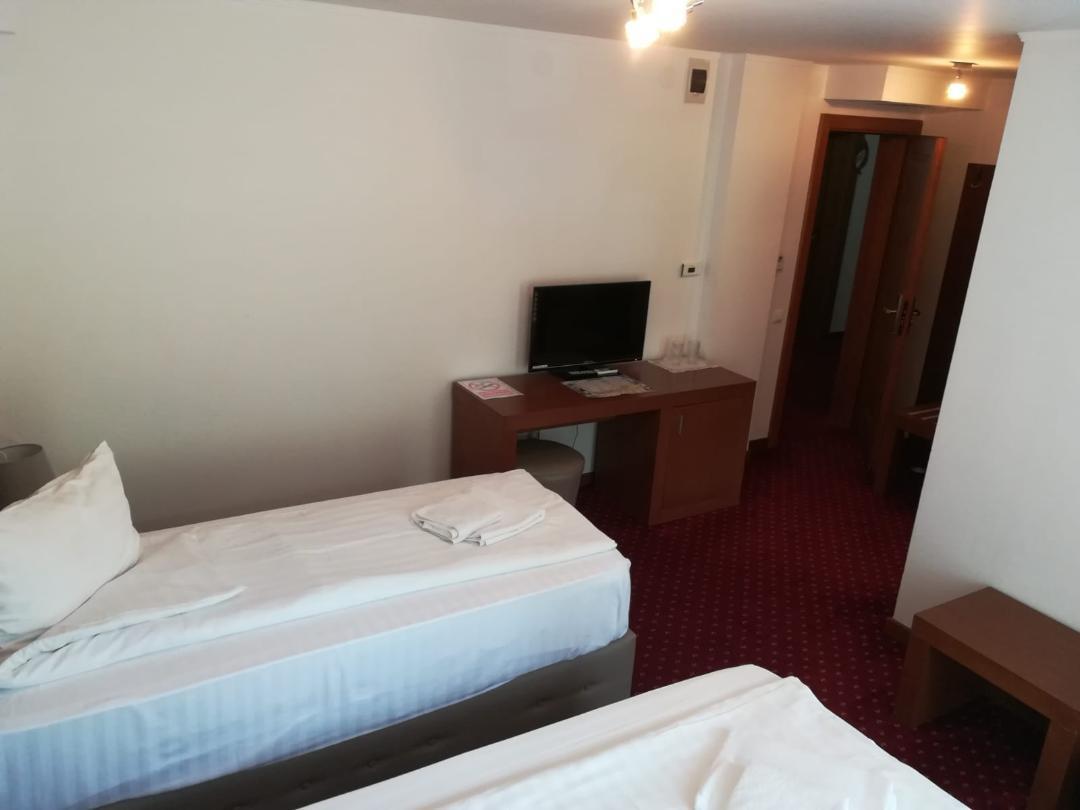Hotel Dennis Mediaş Buitenkant foto