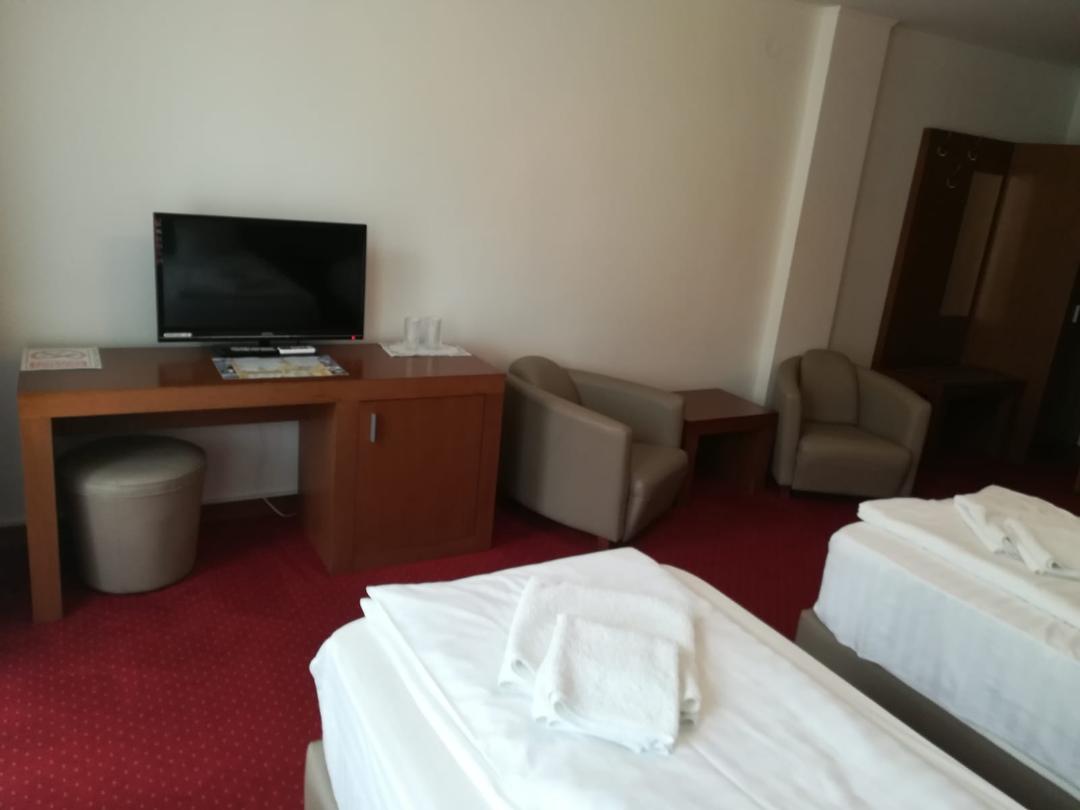 Hotel Dennis Mediaş Buitenkant foto