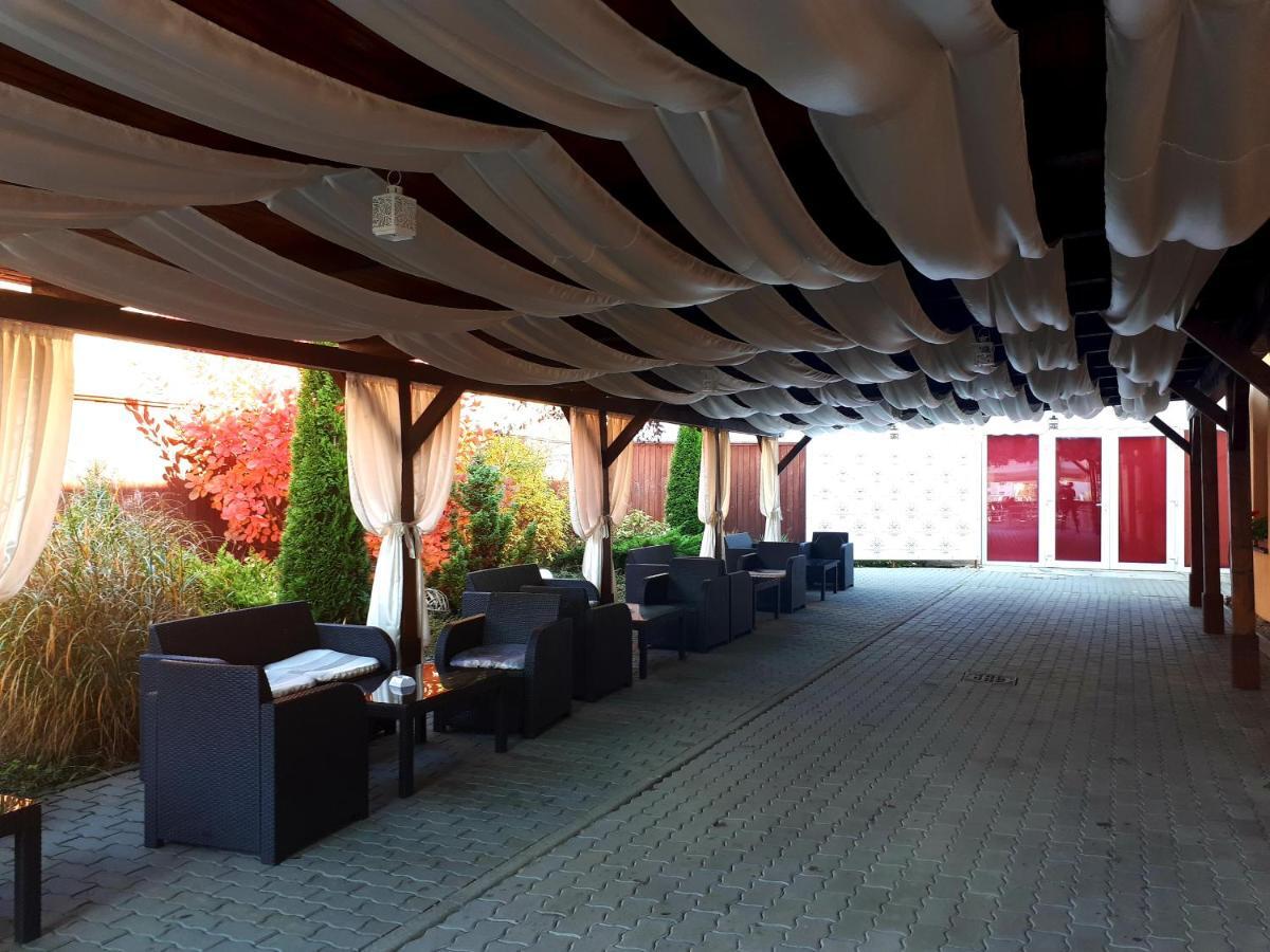 Hotel Dennis Mediaş Buitenkant foto