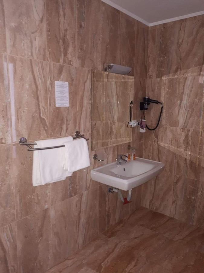 Hotel Dennis Mediaş Buitenkant foto